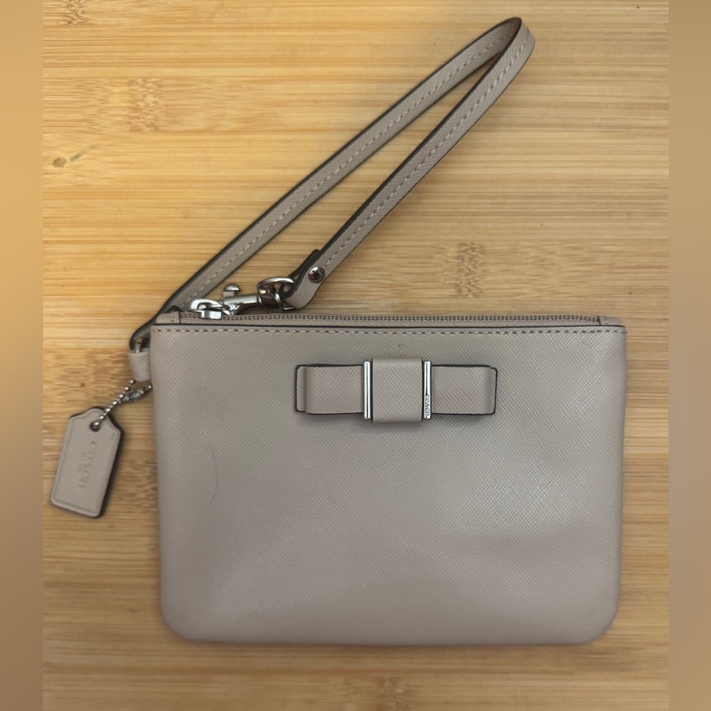 Coach Darcy Bow Leather Wristlet F51672 EUC